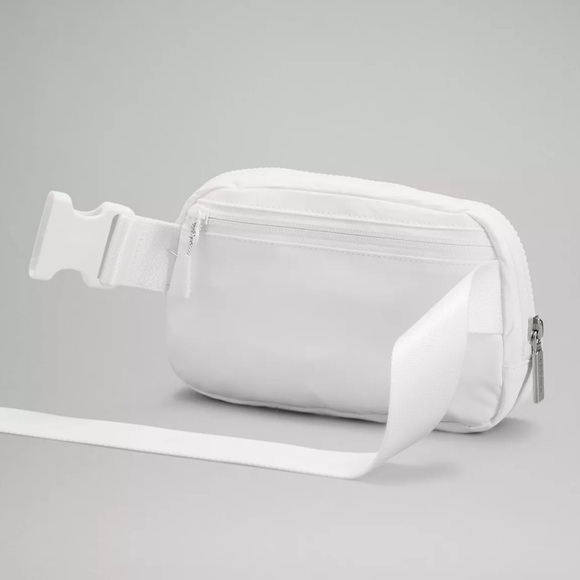 lululemon belt bag wear everywhere in white - Picture 2 of 10